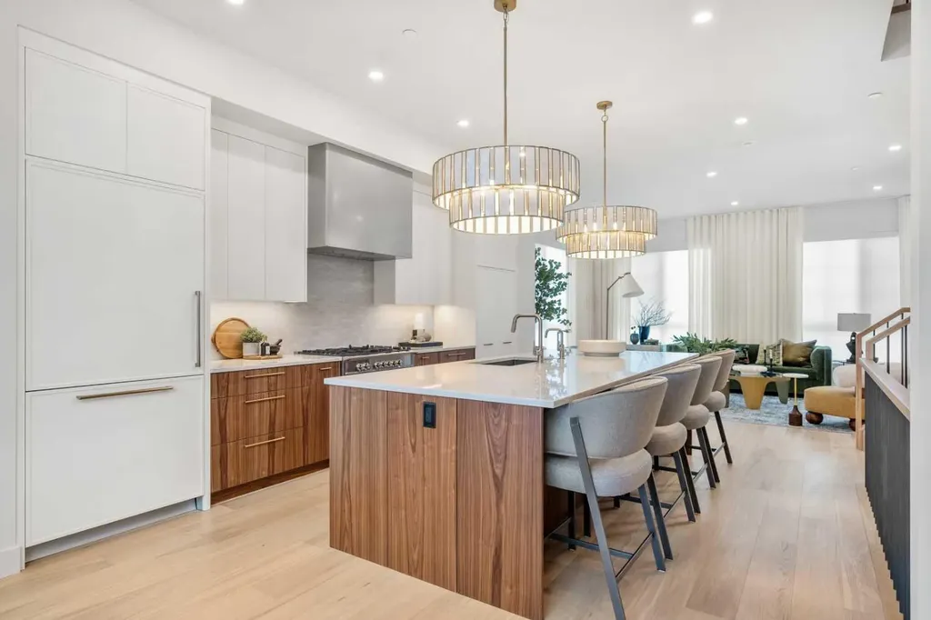 44 Greenwich Common NW Calgary AB T3B 6P3