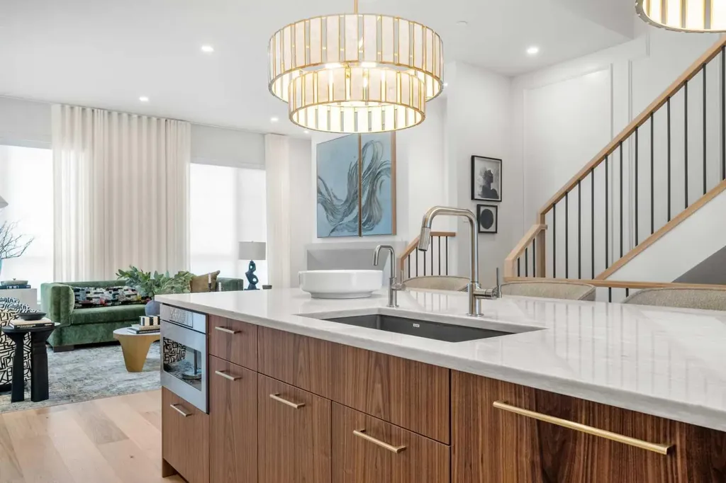 44 Greenwich Common NW Calgary AB T3B 6P3