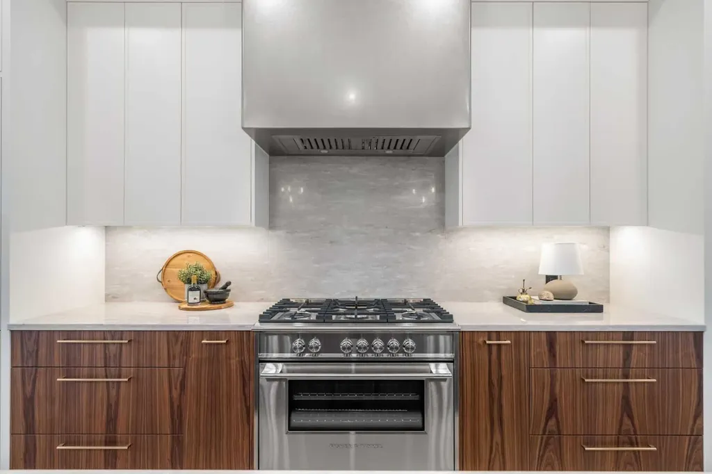 44 Greenwich Common NW Calgary AB T3B 6P3