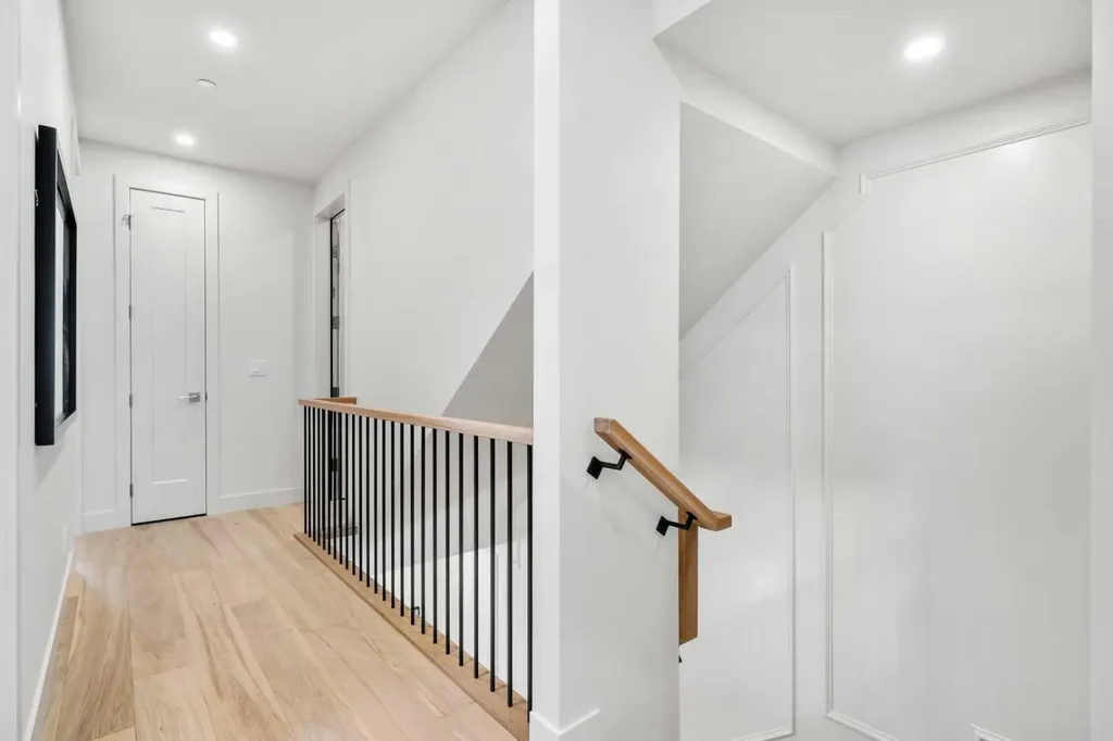 44 Greenwich Common NW Calgary AB T3B 6P3
