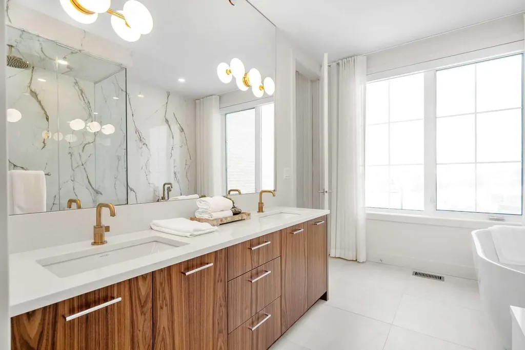44 Greenwich Heath NW Calgary AB T3B 6P3