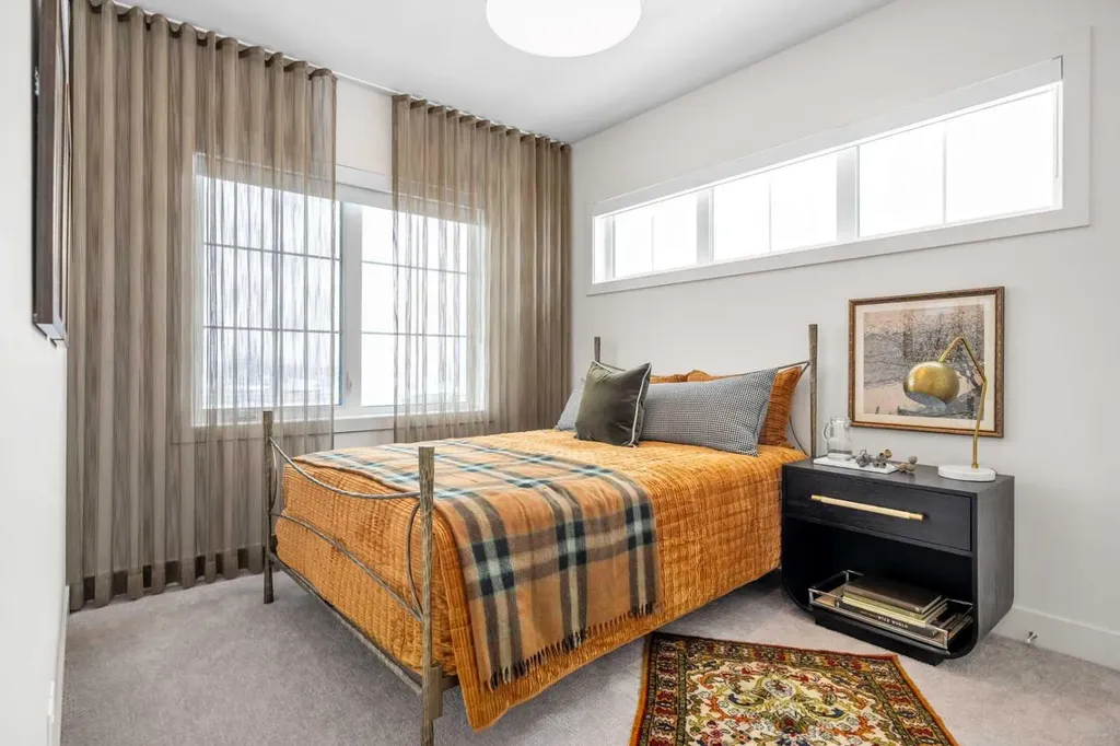 44 Greenwich Common NW Calgary AB T3B 6P3