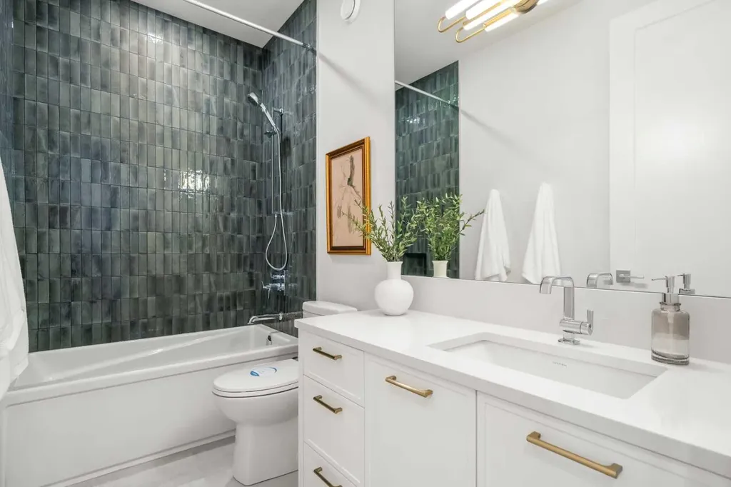 44 Greenwich Common NW Calgary AB T3B 6P3