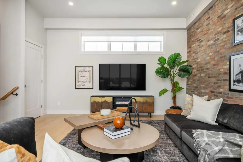 44 Greenwich Common NW Calgary AB T3B 6P3