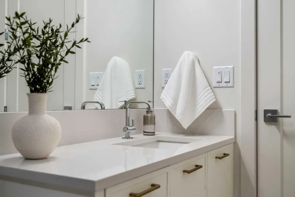 44 Greenwich Common NW Calgary AB T3B 6P3