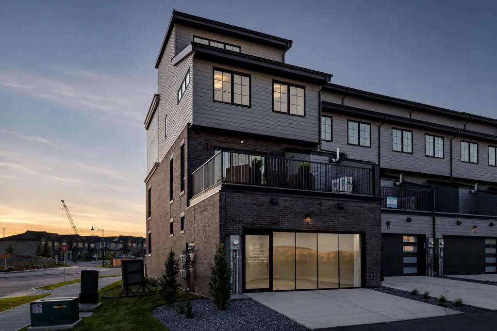 44 Greenwich Heath NW Calgary AB T3B 6P3