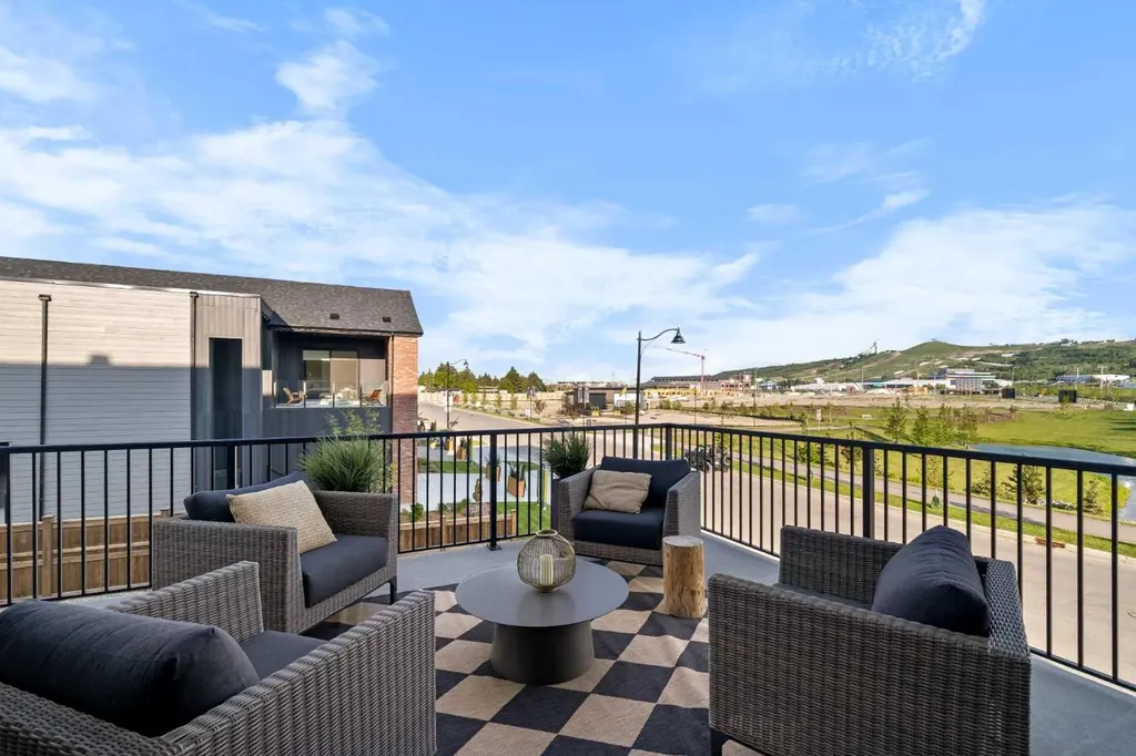 44 Greenwich Heath NW Calgary AB T3B 6P3