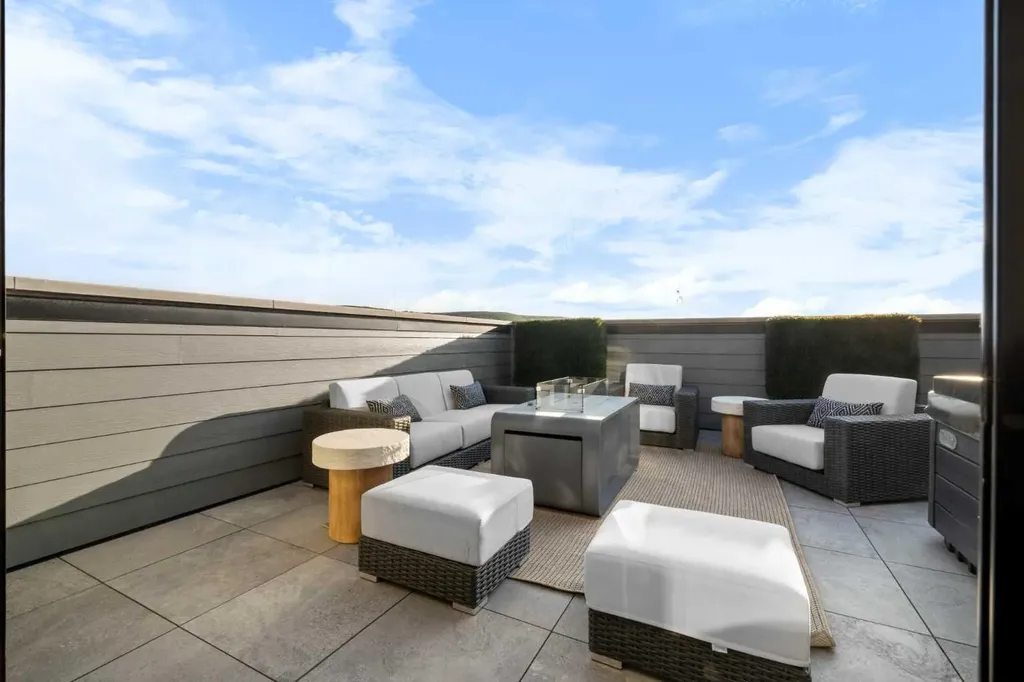 44 Greenwich Heath NW Calgary AB T3B 6P3