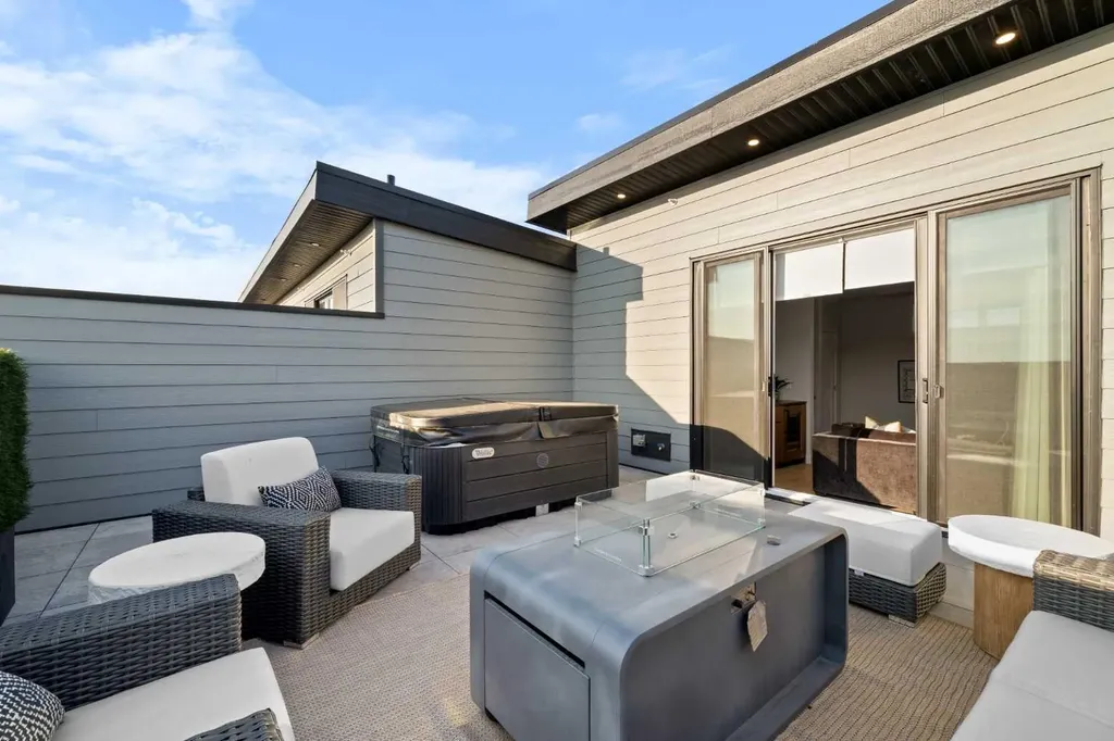 44 Greenwich Heath NW Calgary AB T3B 6P3