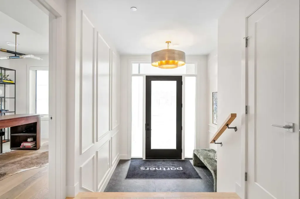 44 Greenwich Heath NW Calgary AB T3B 6P3