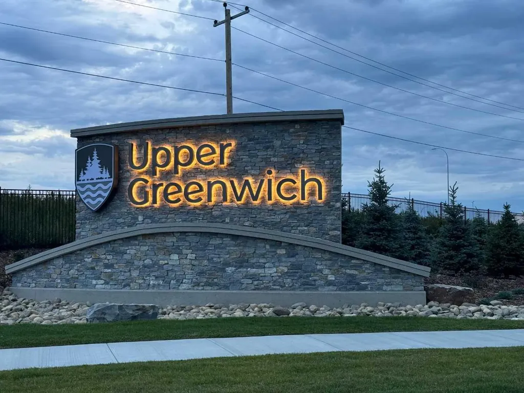 44 Greenwich Heath NW Calgary AB T3B 6P3