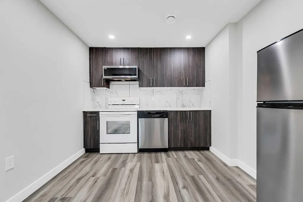 121 Carringvue Park NW Calgary AB T3P 1L1