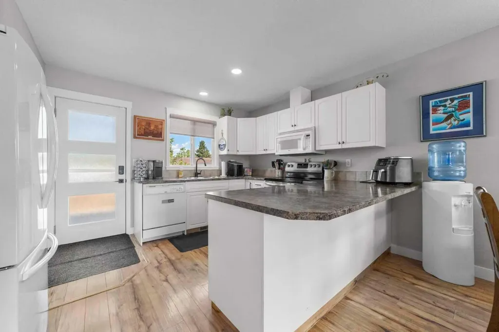 6814 40 Avenue Close Camrose AB T4V 5A7