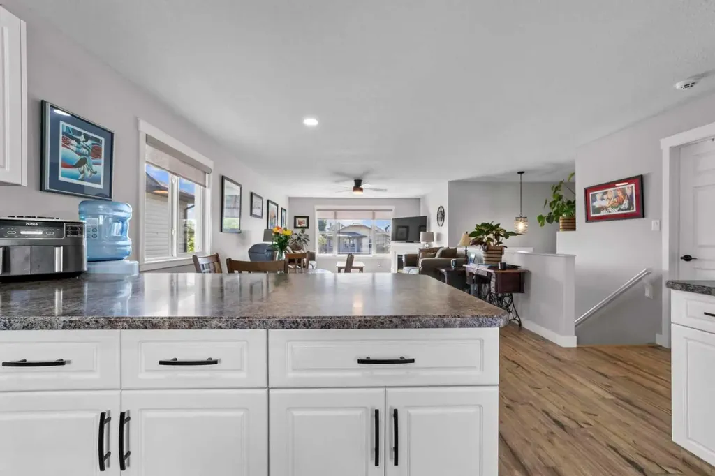 6814 40 Avenue Close Camrose AB T4V 5A7