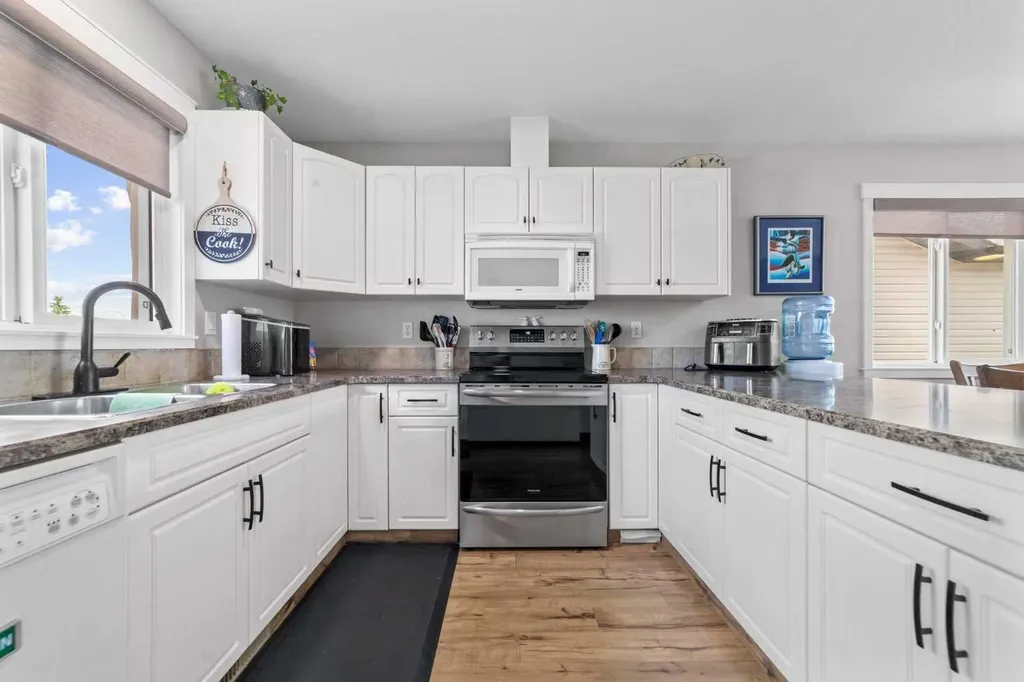 6814 40 Avenue Close Camrose AB T4V 5A7