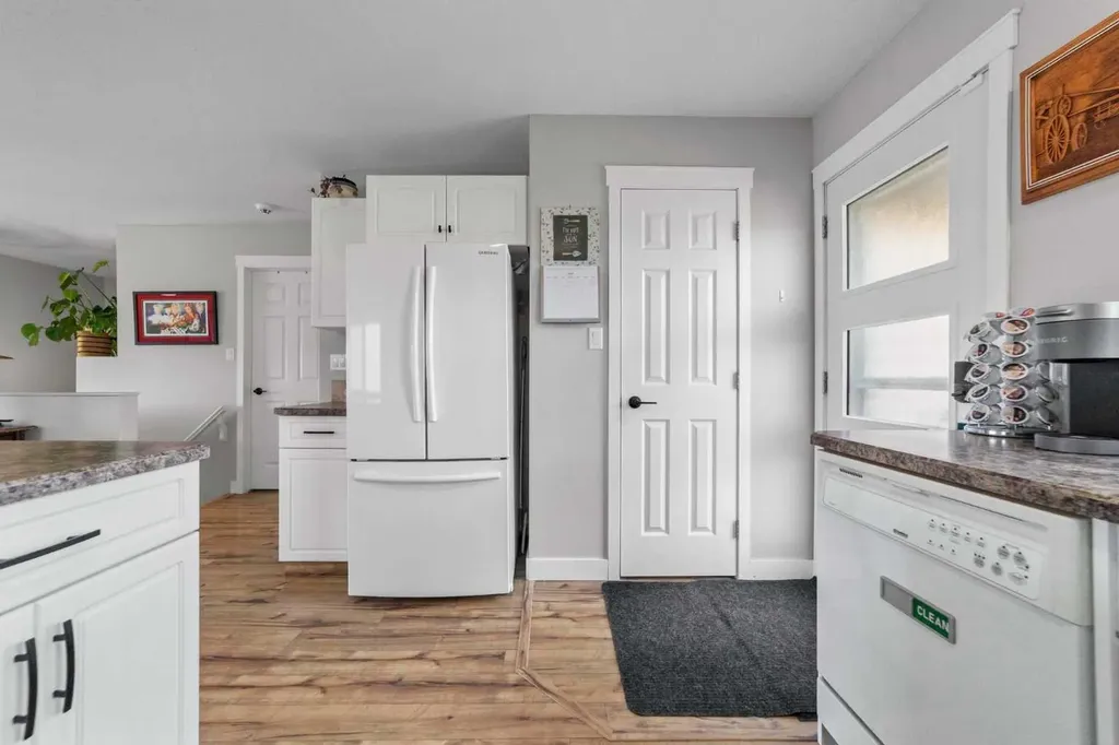 6814 40 Avenue Close Camrose AB T4V 5A7