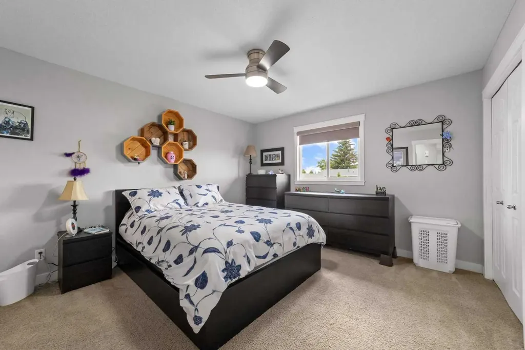 6814 40 Avenue Close Camrose AB T4V 5A7
