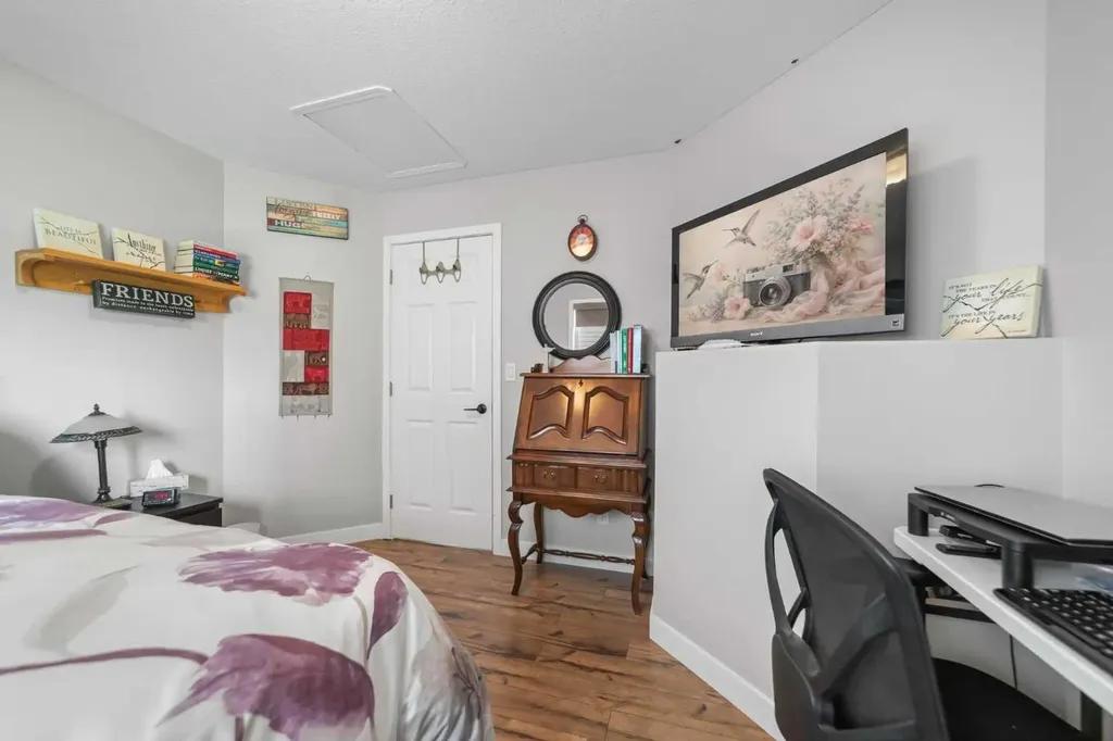6814 40 Avenue Close Camrose AB T4V 5A7