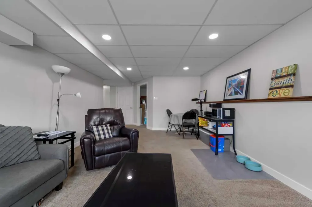 6814 40 Avenue Close Camrose AB T4V 5A7