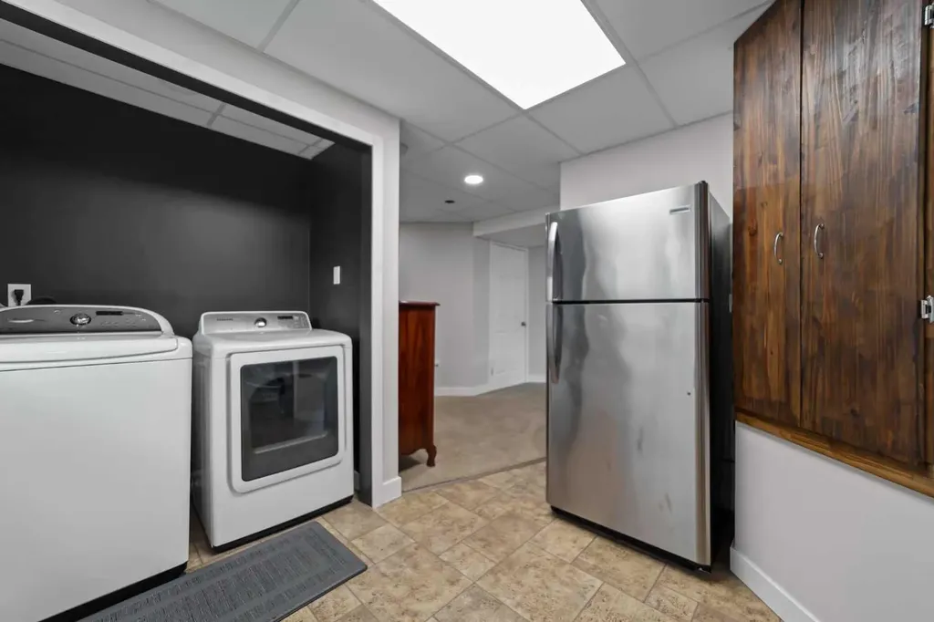 6814 40 Avenue Close Camrose AB T4V 5A7