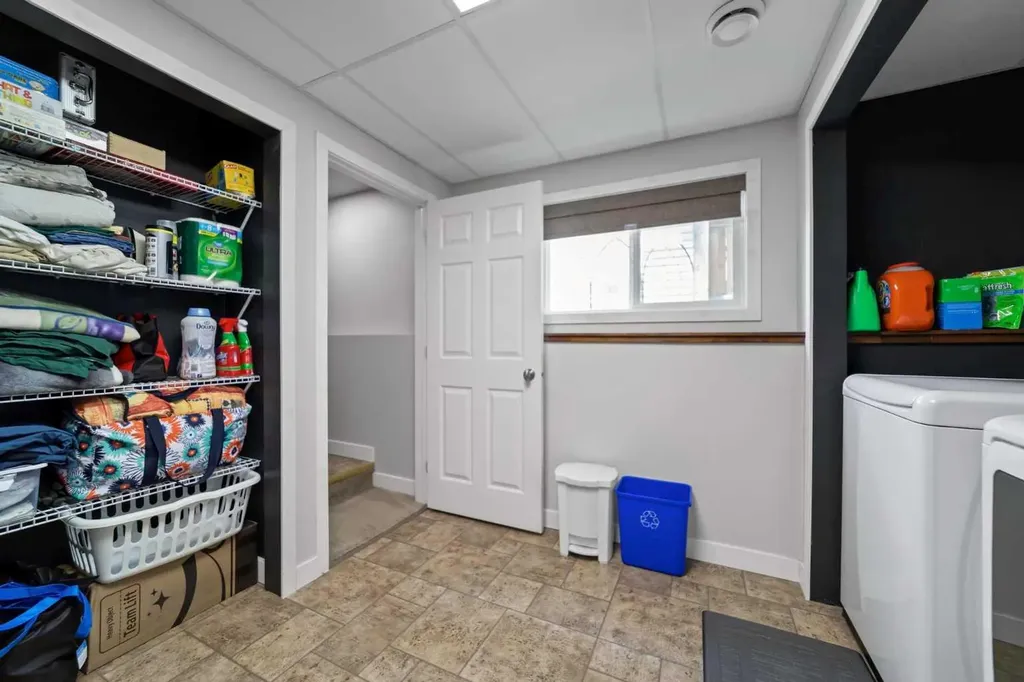 6814 40 Avenue Close Camrose AB T4V 5A7