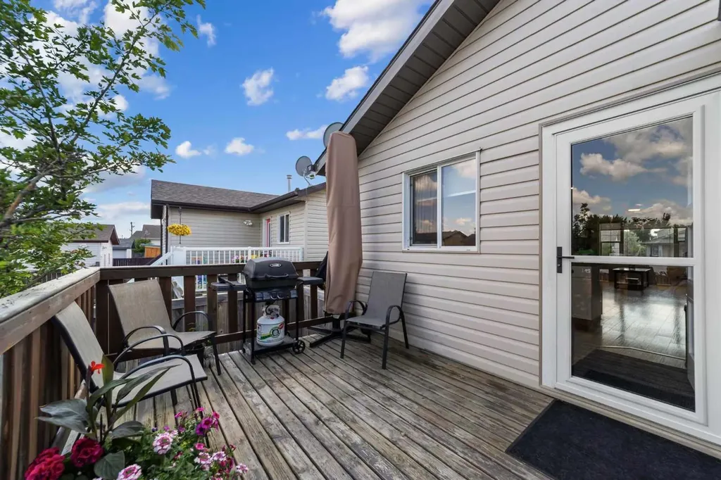 6814 40 Avenue Close Camrose AB T4V 5A7