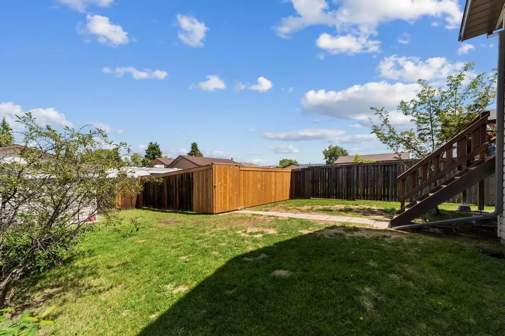 6814 40 Avenue Close Camrose AB T4V 5A7