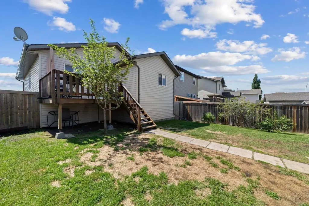 6814 40 Avenue Close Camrose AB T4V 5A7