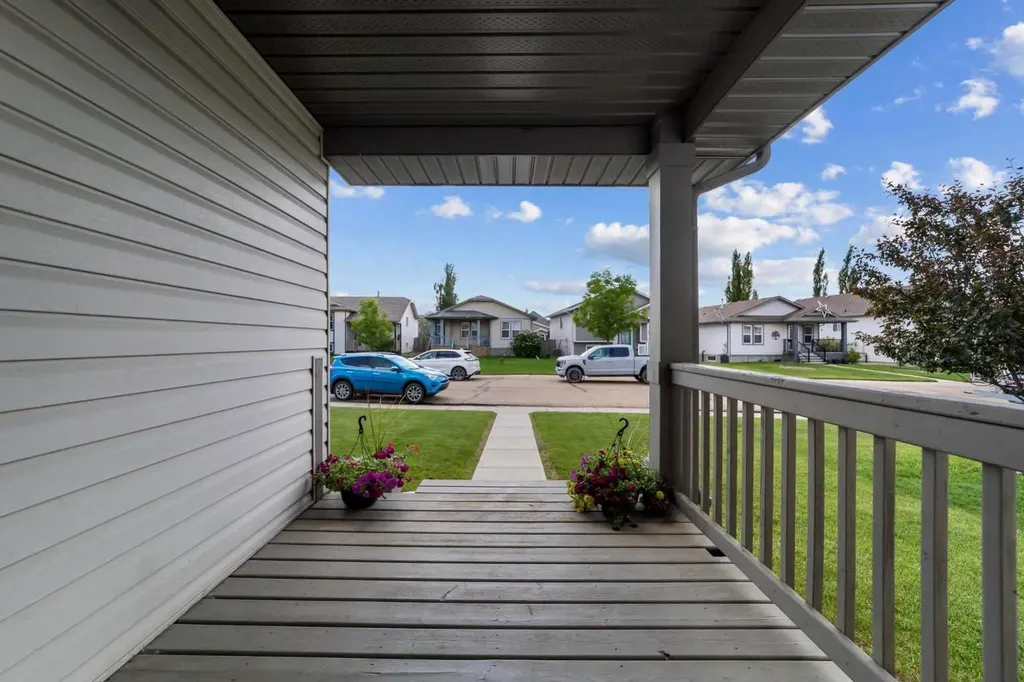 6814 40 Avenue Close Camrose AB T4V 5A7