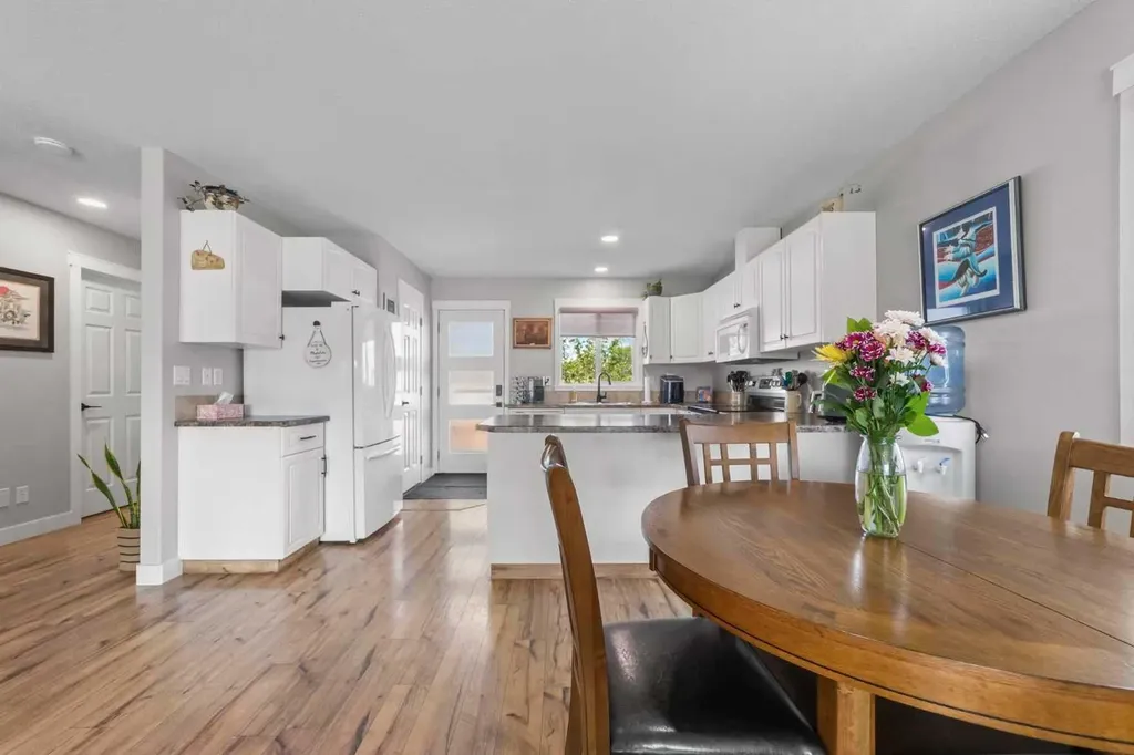 6814 40 Avenue Close Camrose AB T4V 5A7