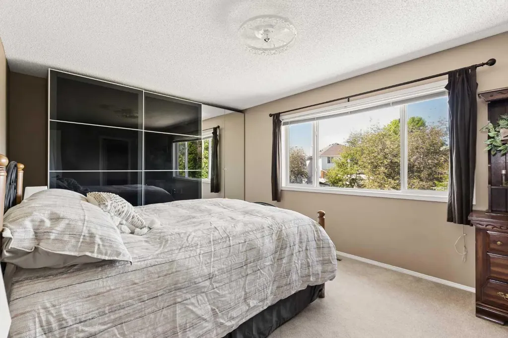 11 Somerglen Court SW Calgary AB T2Y 3V5