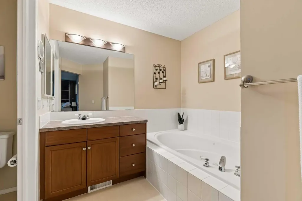 11 Somerglen Court SW Calgary AB T2Y 3V5