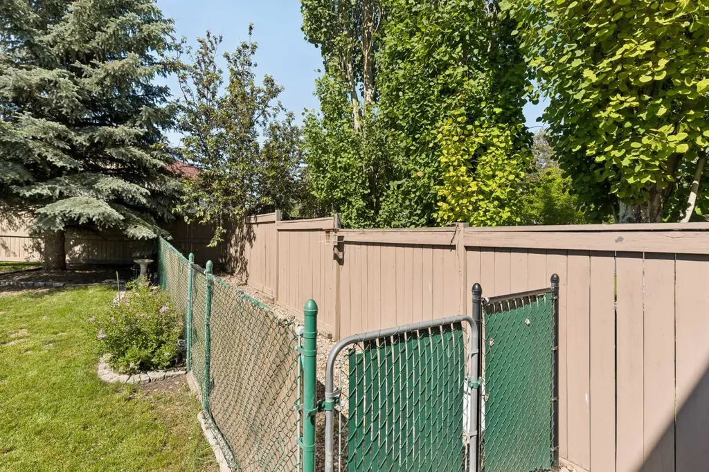 11 Somerglen Court SW Calgary AB T2Y 3V5