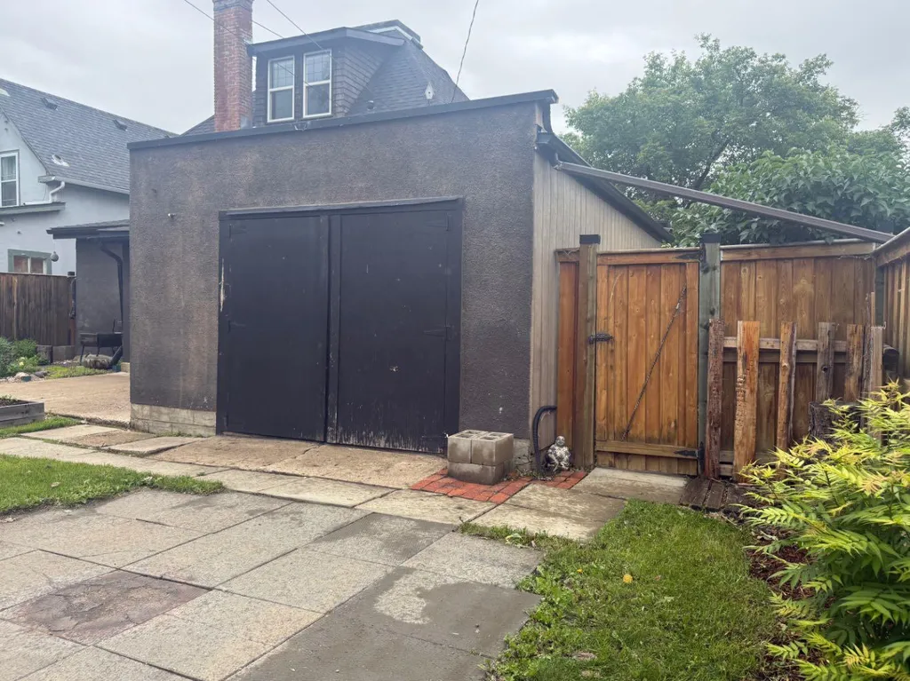 4817 53 Avenue Vermilion AB T9X 1S7