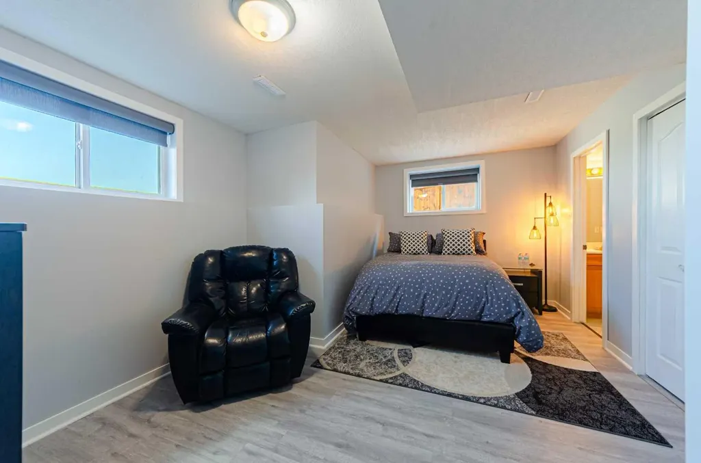 187 Covington Close NE Calgary AB T3k 4L9