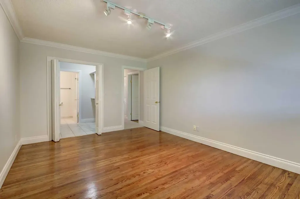 1305 Glenmore Trail SW Calgary AB T2V 4Y8