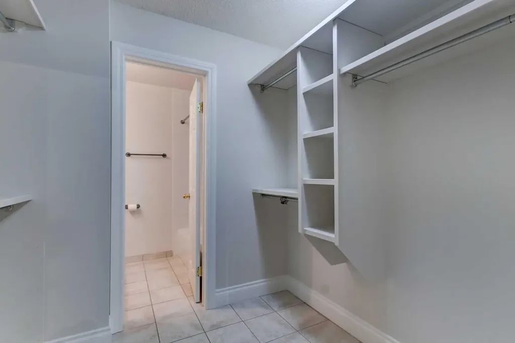 1305 Glenmore Trail SW Calgary AB T2V 4Y8