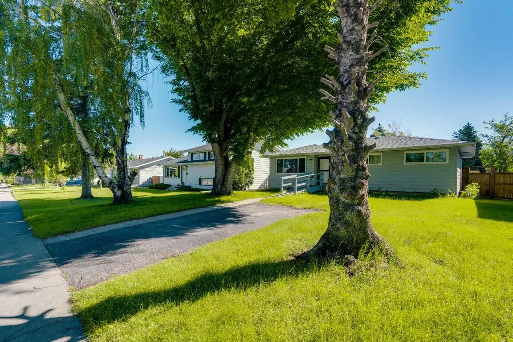 52 Fay Road SE Calgary AB T2H 1H4