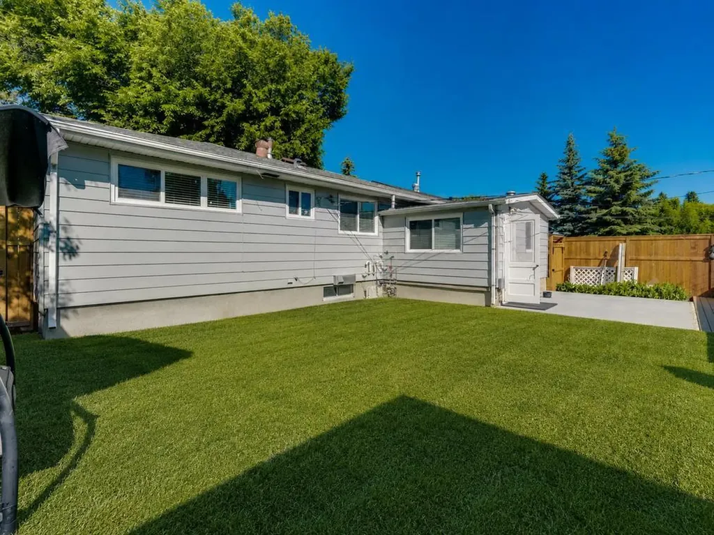 52 Fay Road SE Calgary AB T2H 1H4