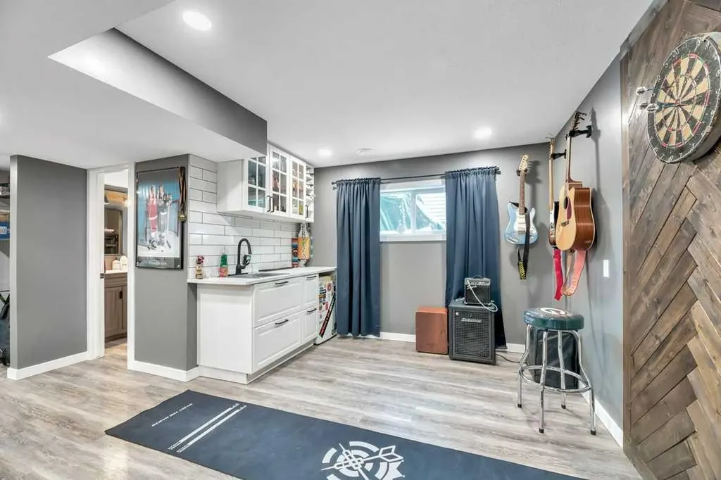 107 Park Road Strathmore AB T1P 1H7