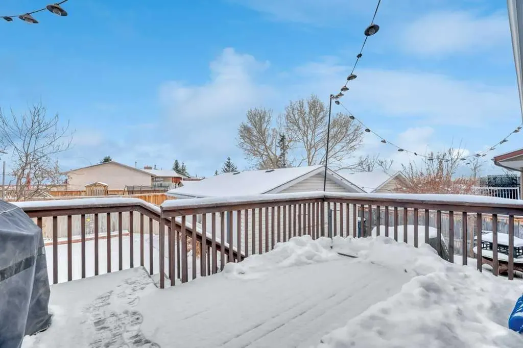 107 Park Road Strathmore AB T1P 1H7
