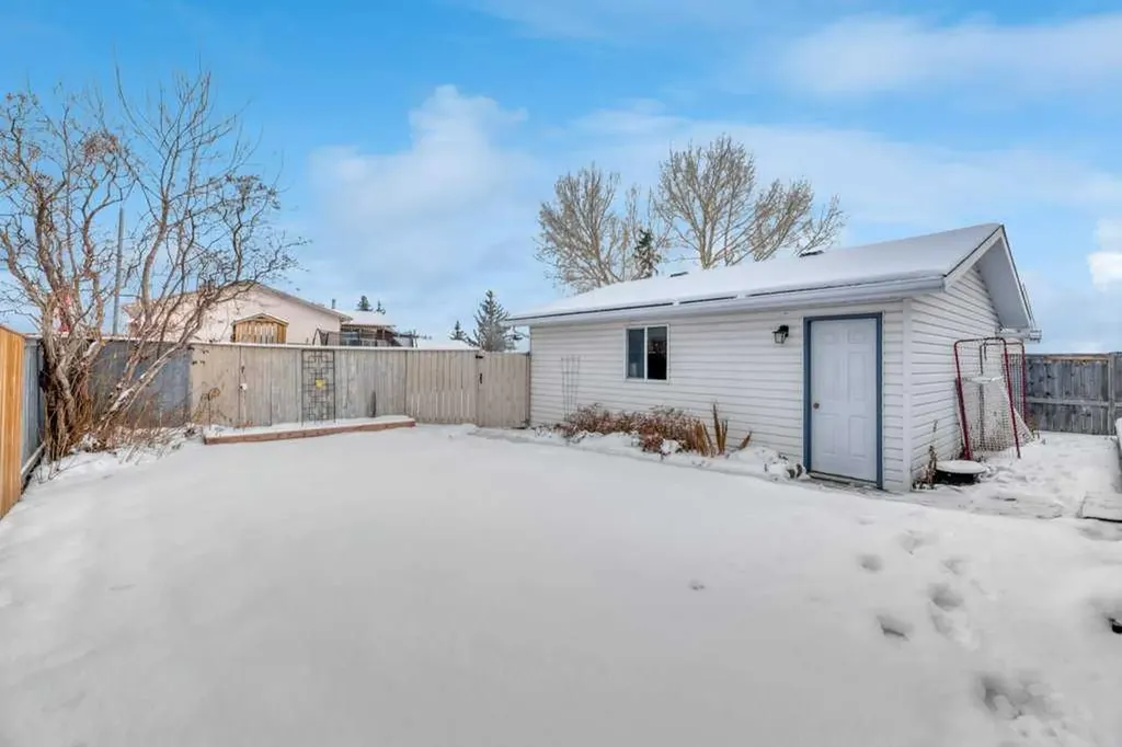 107 Park Road Strathmore AB T1P 1H7