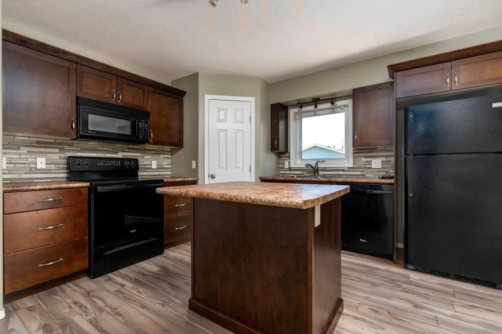 2005 49 Avenue Lloydminster SK S9V 0Z3