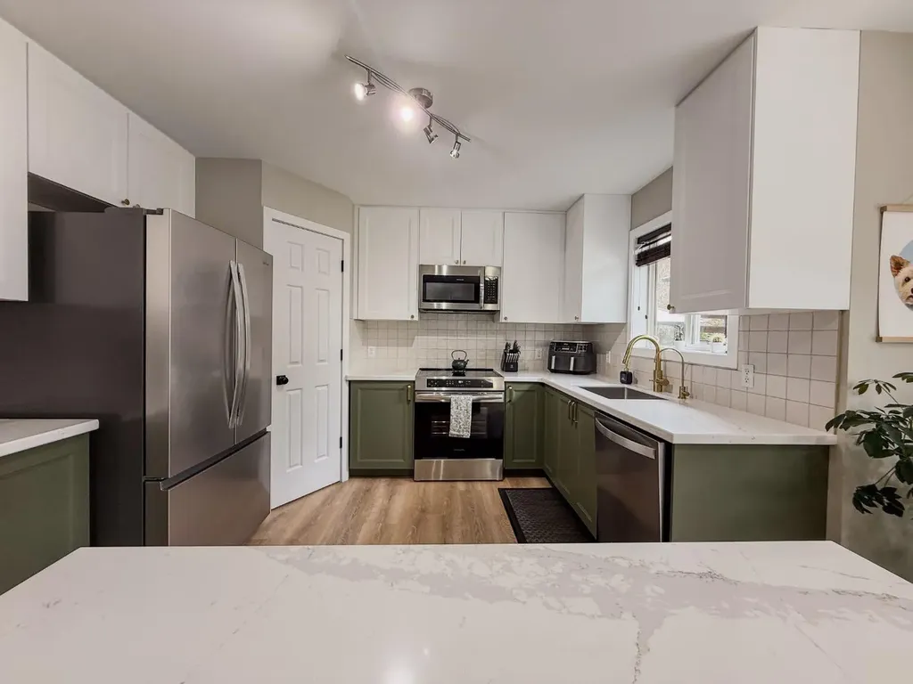 1749 Douglas Glen Grove SE Calgary AB T2Z 3A5