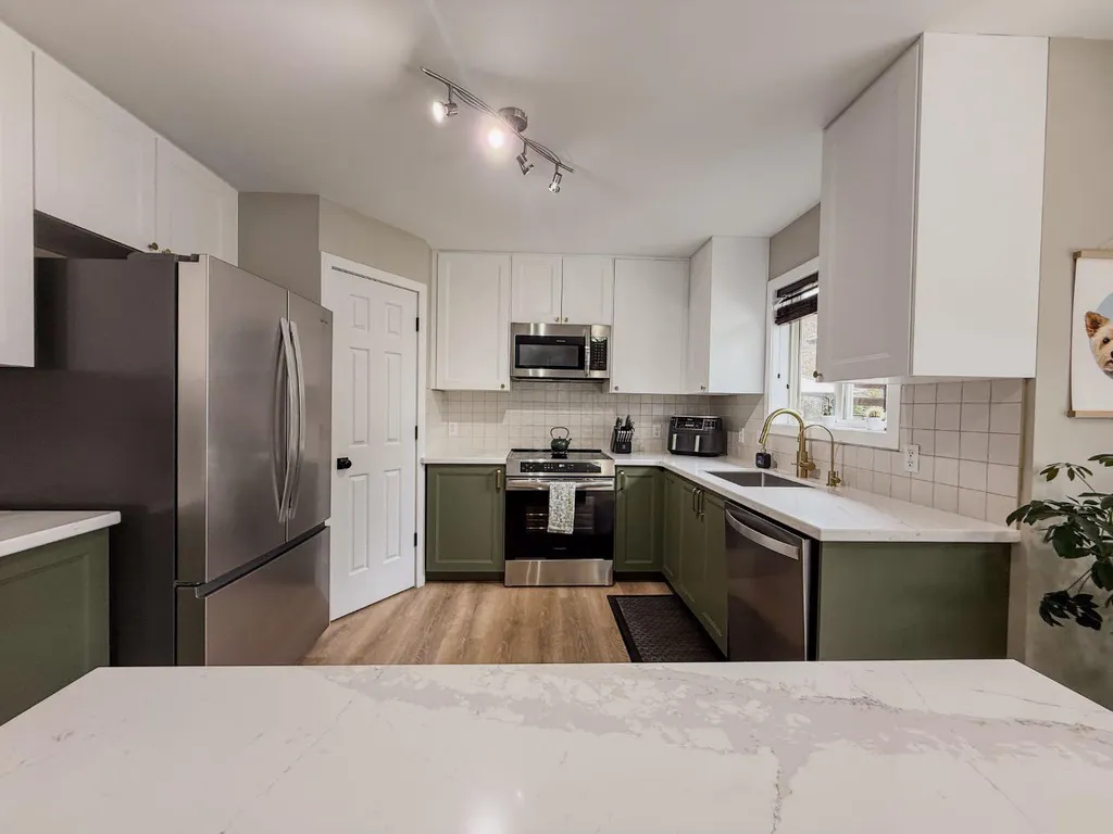 1749 Douglas Glen Grove SE Calgary AB T2Z 3A5