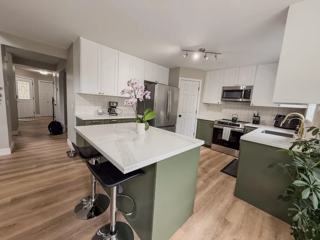 1749 Douglas Glen Grove SE Calgary AB T2Z 3A5