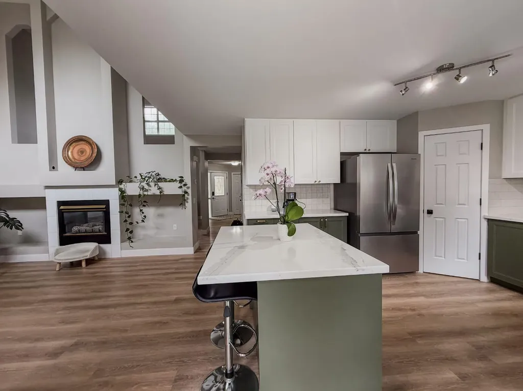 1749 Douglas Glen Grove SE Calgary AB T2Z 3A5