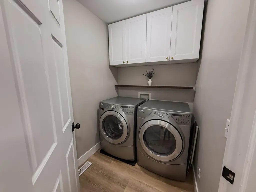 1749 Douglas Glen Grove SE Calgary AB T2Z 3A5