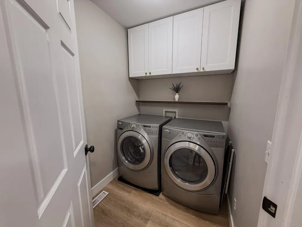 1749 Douglas Glen Grove SE Calgary AB T2Z 3A5