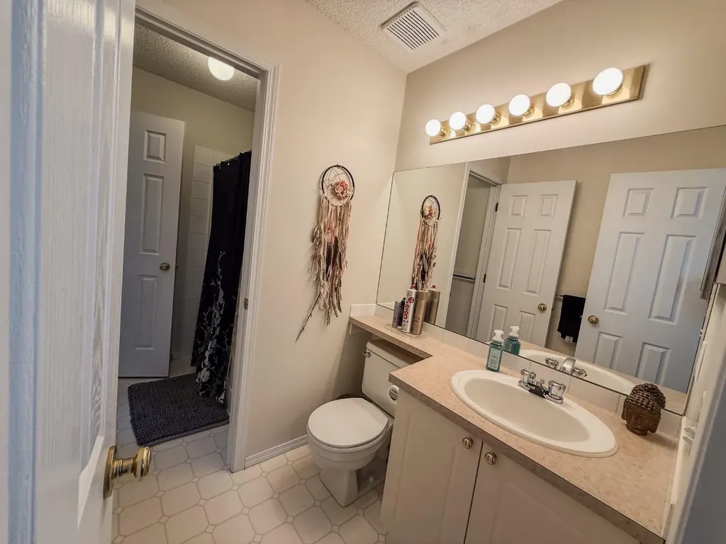 1749 Douglas Glen Grove SE Calgary AB T2Z 3A5